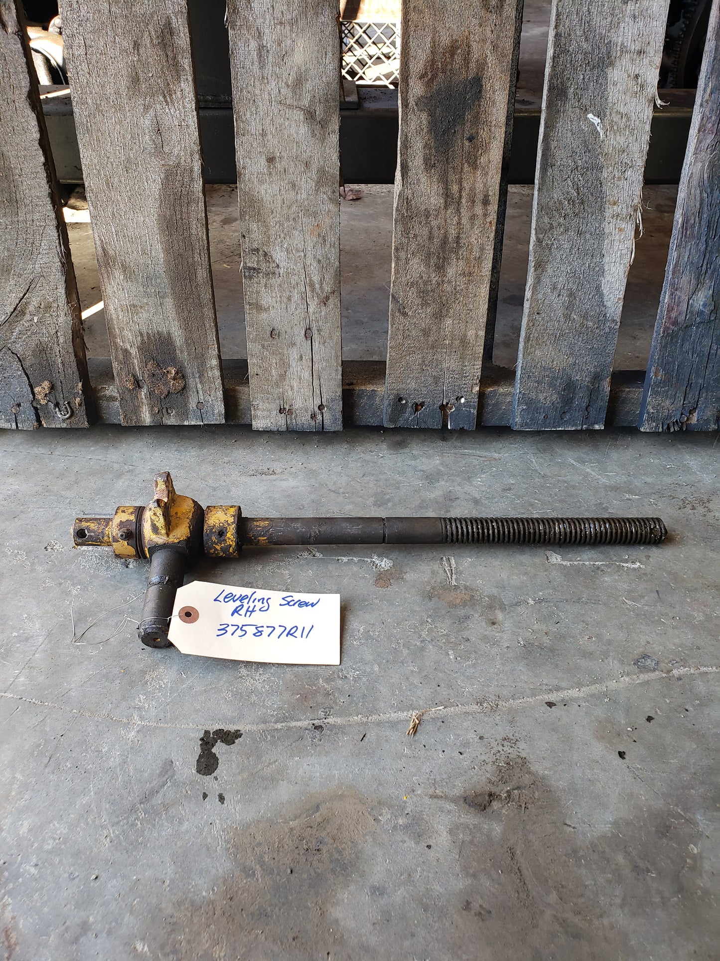 Leveling Screw, Right